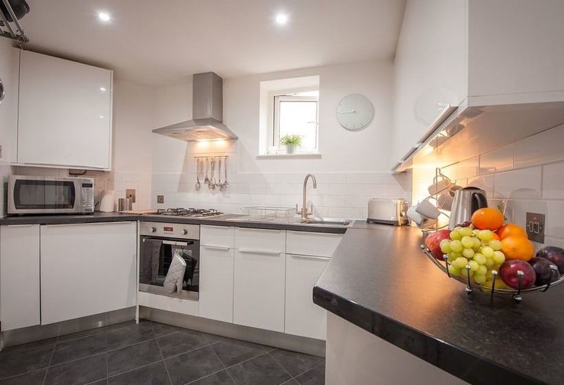 Staffapartments @ Mayflower Court