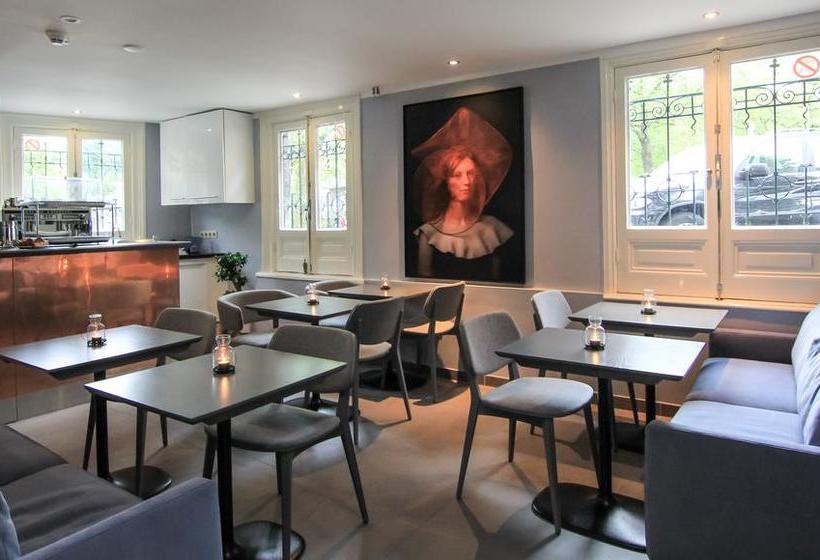 Hotel No. 377 House 1