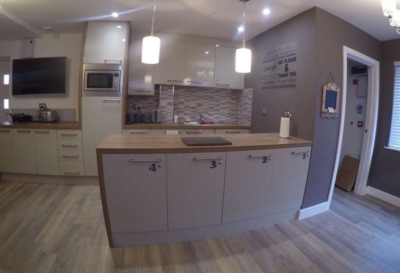 Deepcut Lodge Bed & Breakfast 1