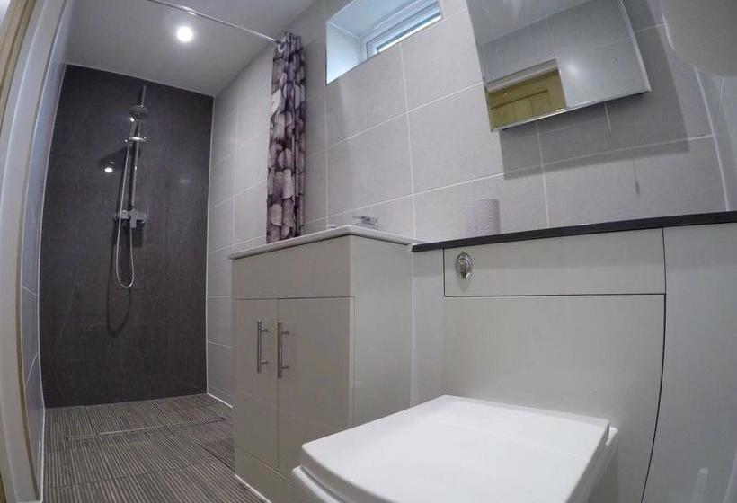 Deepcut Lodge Bed & Breakfast 7