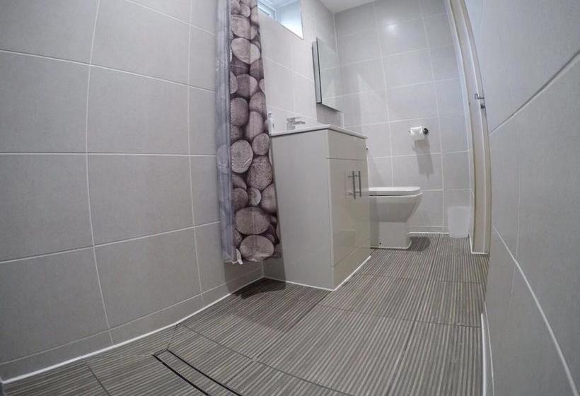 Deepcut Lodge Bed & Breakfast 8