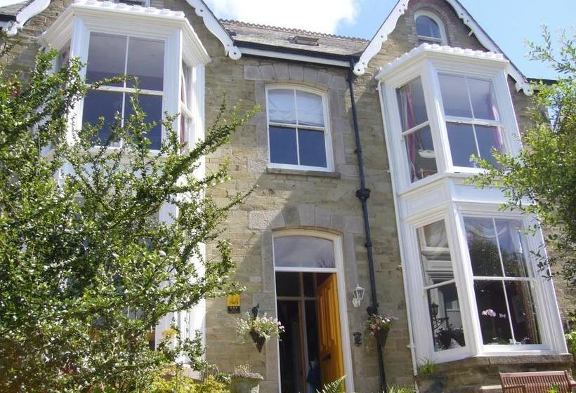 Bed and Breakfast Cliftons Guest House 1