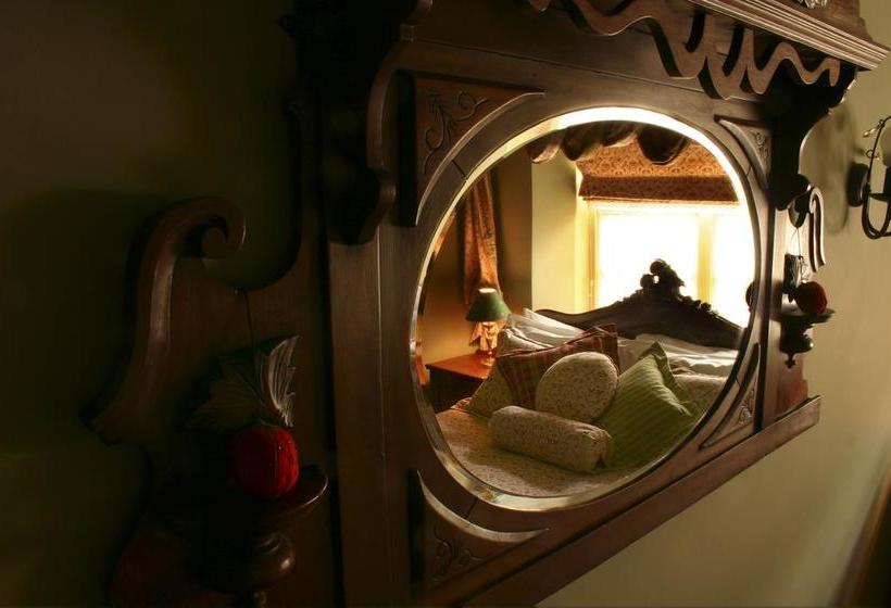 Hotel The Mole And Chicken 1