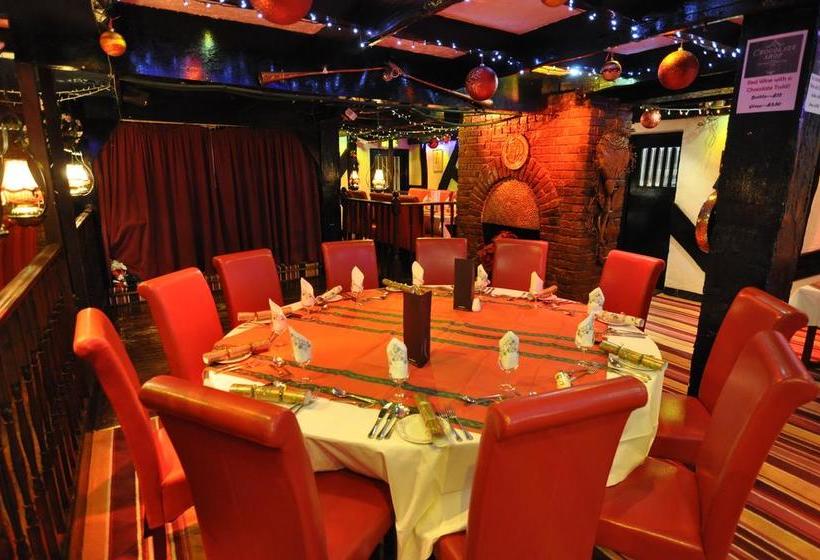 Hotel The Roundabout 8