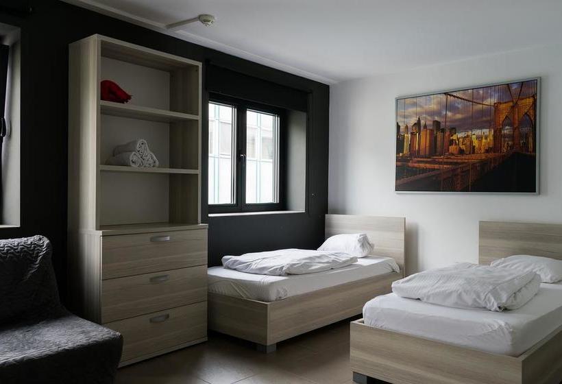 Hotel 13 O'clock Hostel