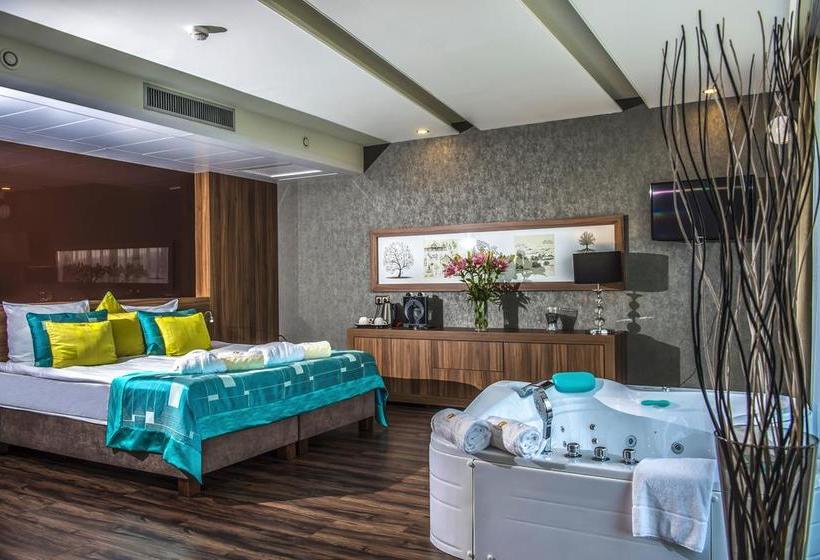 Castellum Hotel Hollóko