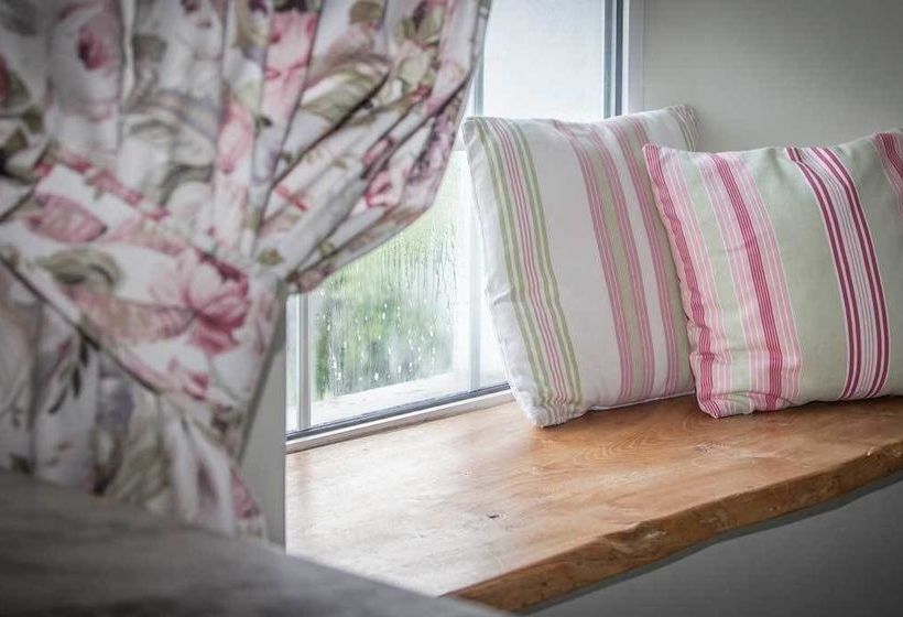 Bed and Breakfast Treweens 4