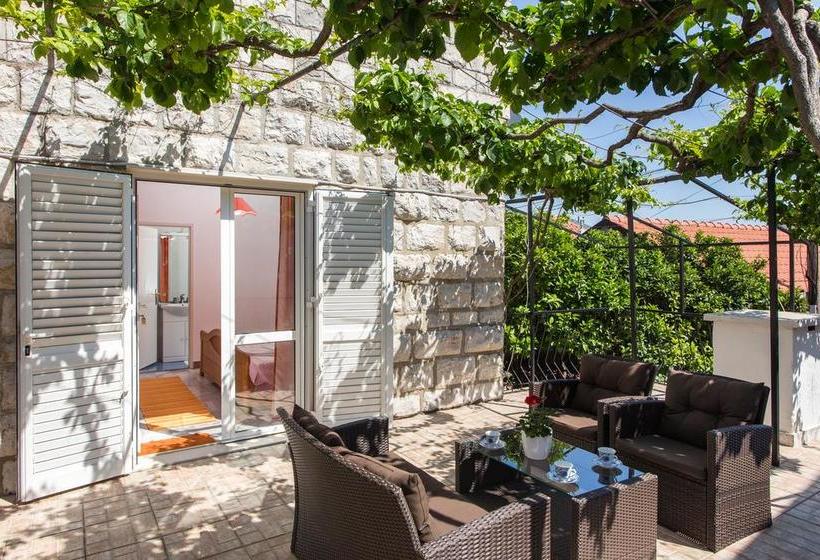 Pension J&j Bed & Breakfast