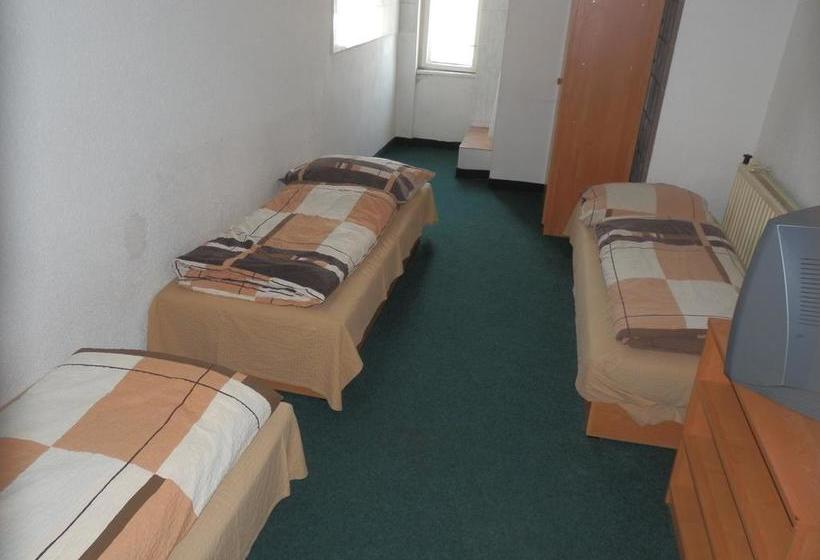 Hostel Ubytovna Pod Mostem 11