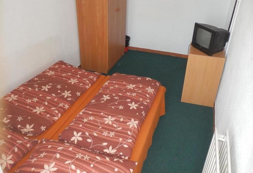 Hostel Ubytovna Pod Mostem 12