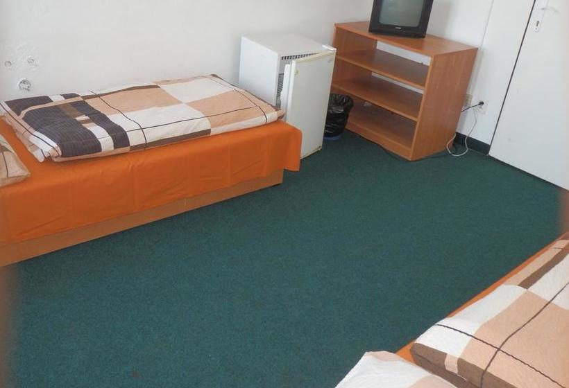 Hostel Ubytovna Pod Mostem 16