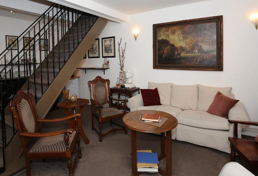 Walnut Lodge Bed & Breakfast 17