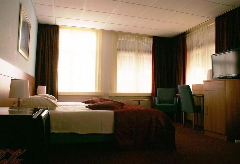 Hotel Et Le Cafe De Paris 11