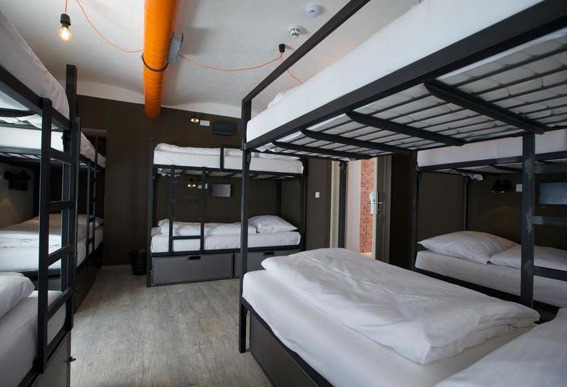 Hostel Mingle 18