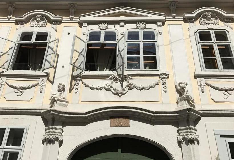 Zum Goldene Kegel Hostel