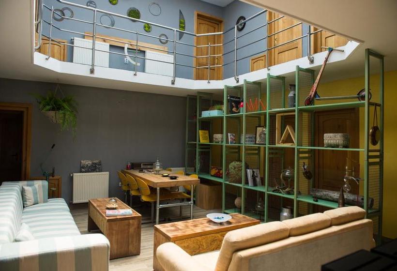 Iron Hostel & Accommodation