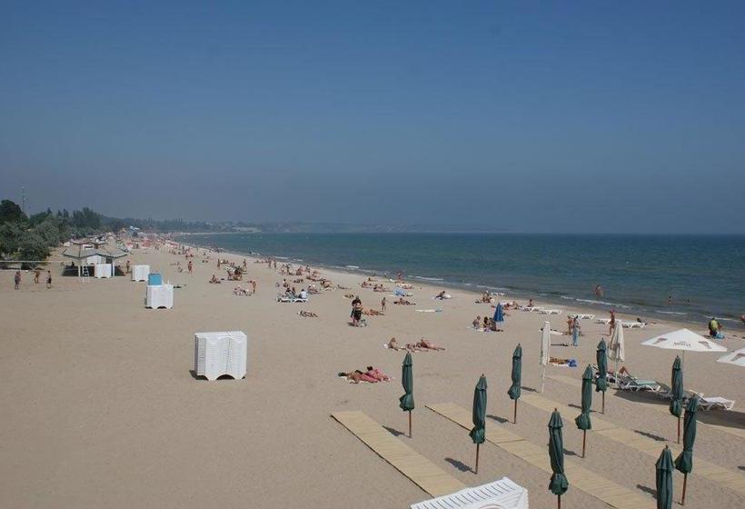 Minihotel + Camping Near The Sea