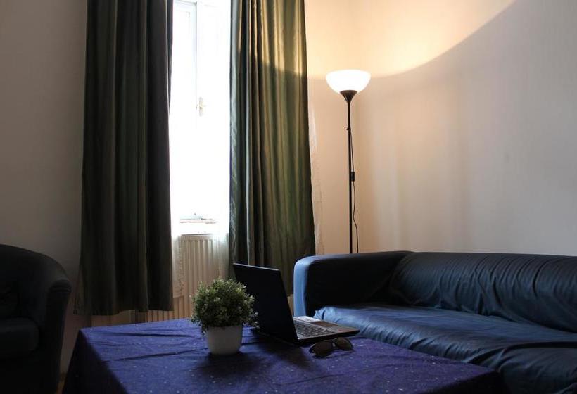 Auberge Hôtelière Party District Flat