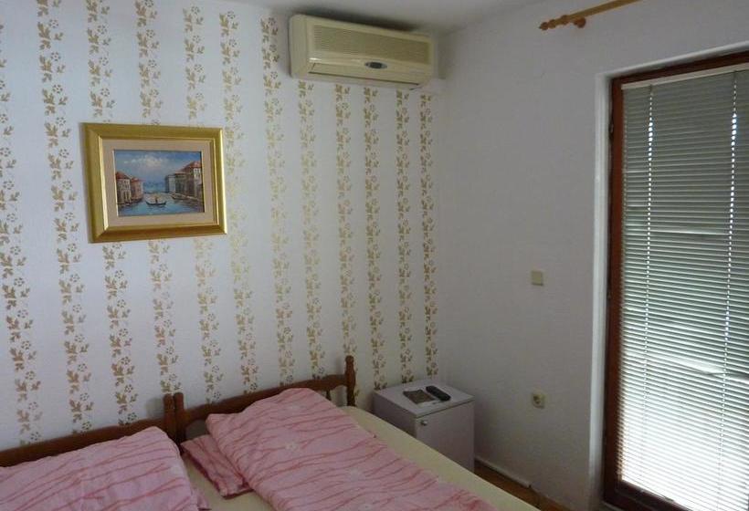 Hostel Old Square Residence