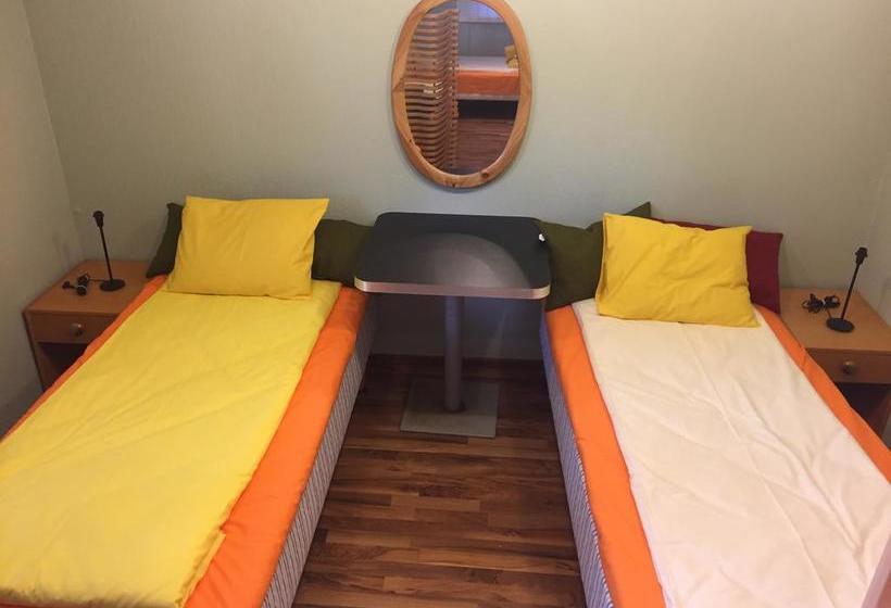 Freedom65 Hostel And Caravan