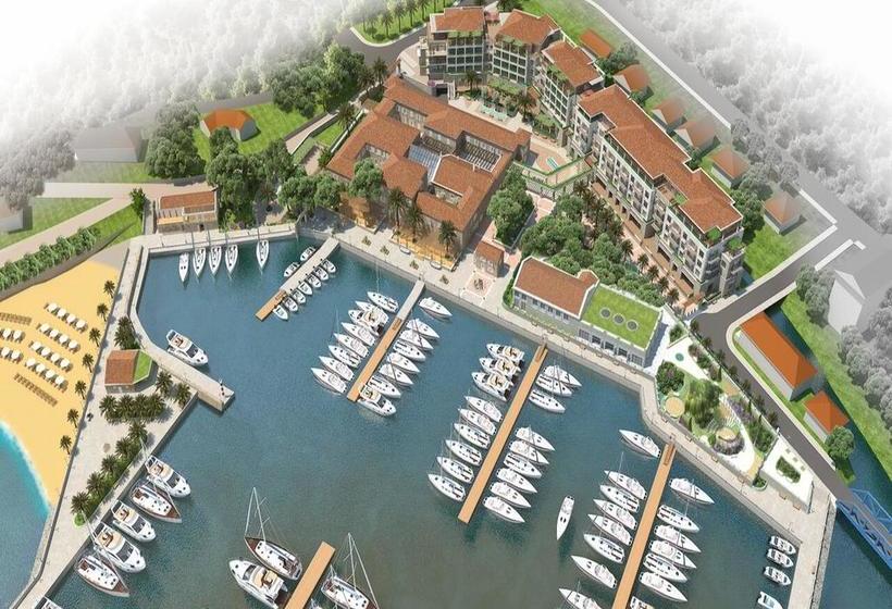 Resort Lazure Hotel & Marina