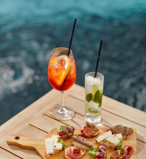 La Perla Hotel & Villas 10