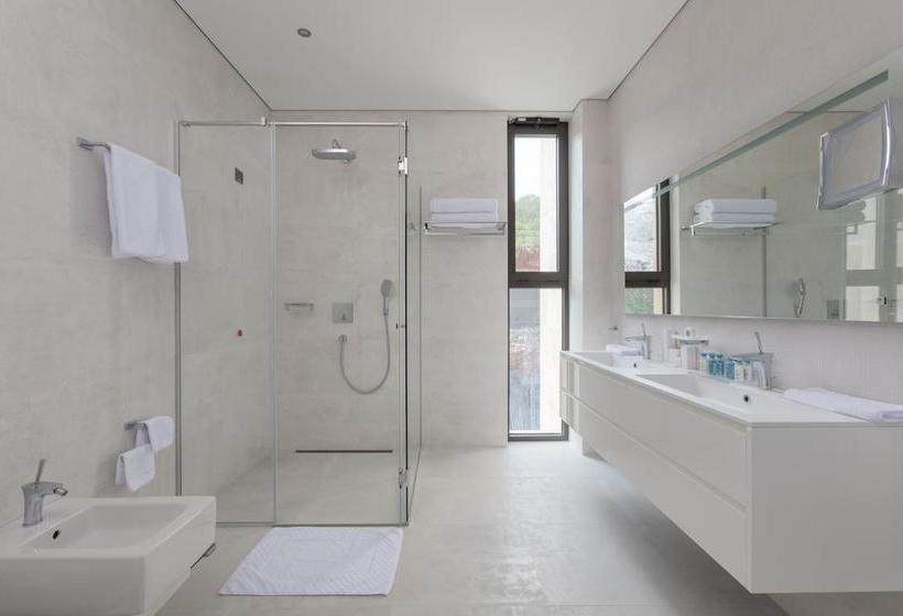 La Perla Hotel & Villas 11