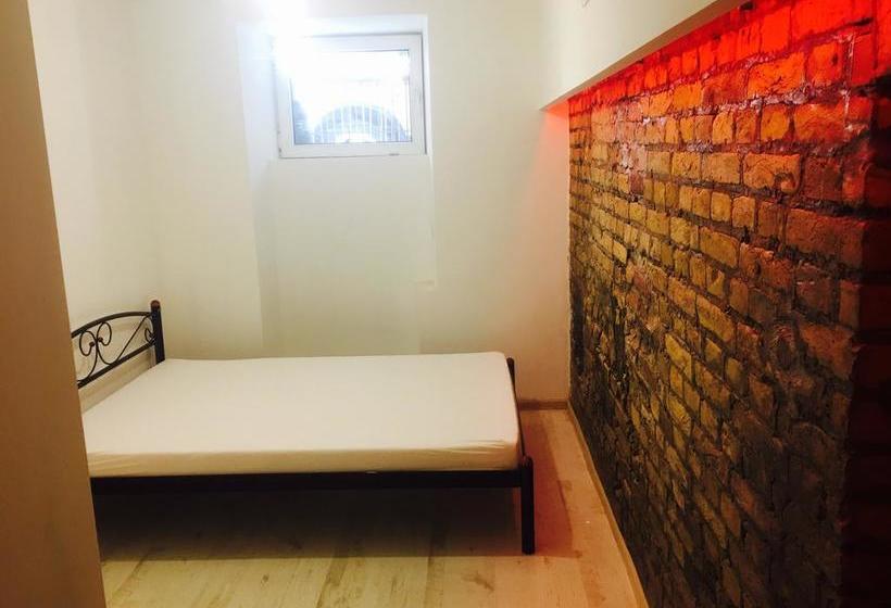 Hostel Train Station