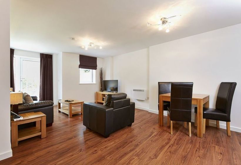 Hôtel New Central Woking 9