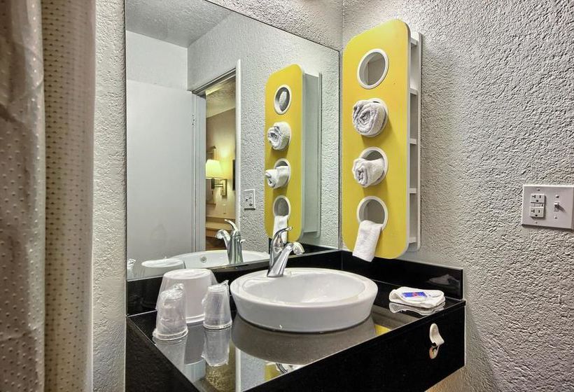 Motel 6 Blackstone North  | Fresno | California | United States 13