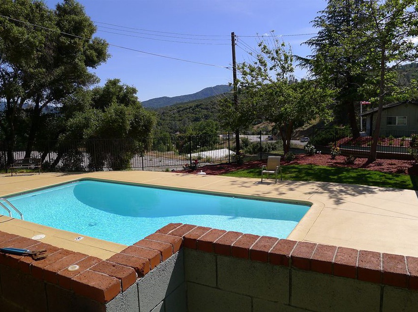 Mountain Trail Lodge Vacation Rental  | Oakhurst | California | United States 11