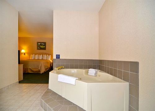 Hotel Quality Inn & Suites Weed  | Weed | California | United States 15