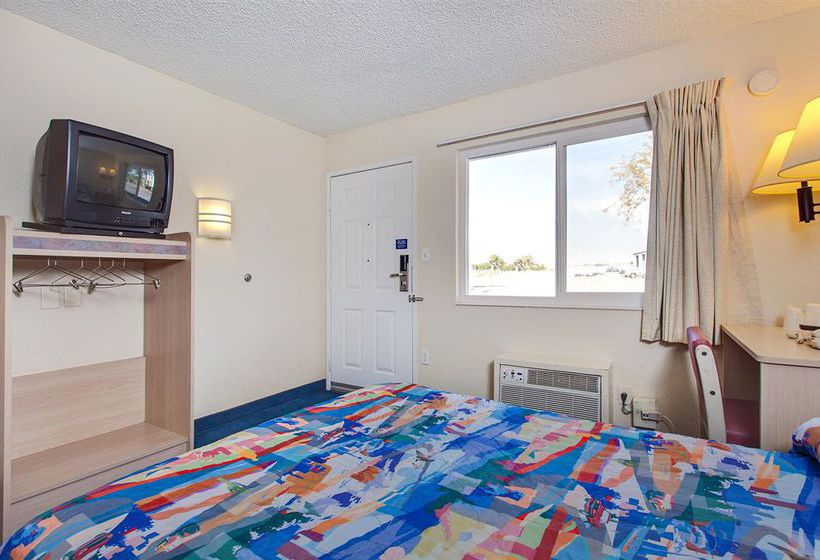 Motel 6 Stockton - Charter Way West  | Stockton | California | United States 1