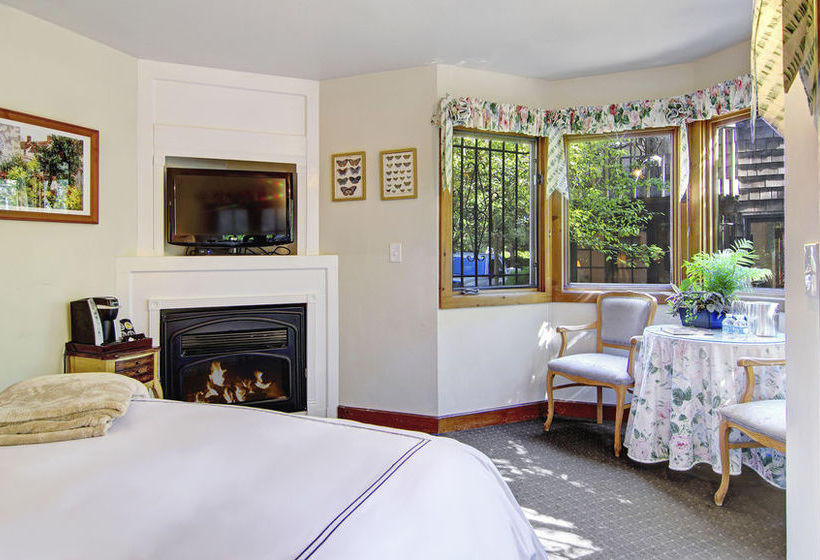 Hotel Babbling Brook Inn  | Santa Cruz | California | United States 11