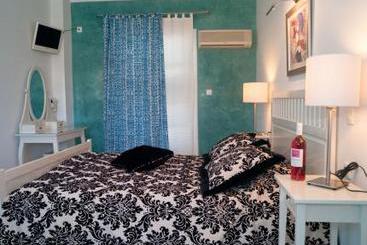 Hotel Villa Rose  | Fira | Santorini | Greece 3