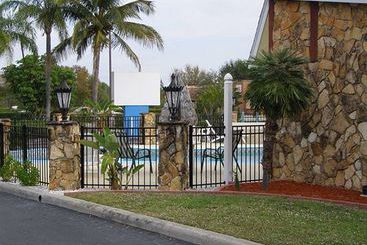 Spinnaker Inn Of Naples Motel  | Naples | Florida | United States 4