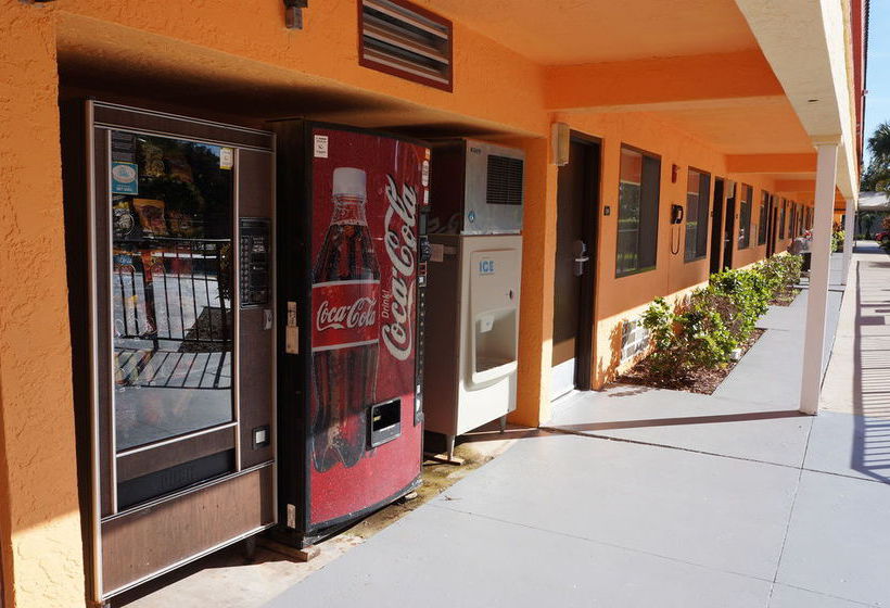 Hotel Super 8 Naples  | Naples | Florida | United States 4