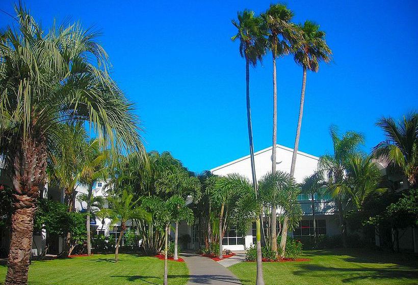 Beachcomber Beach Resort & Hotel 