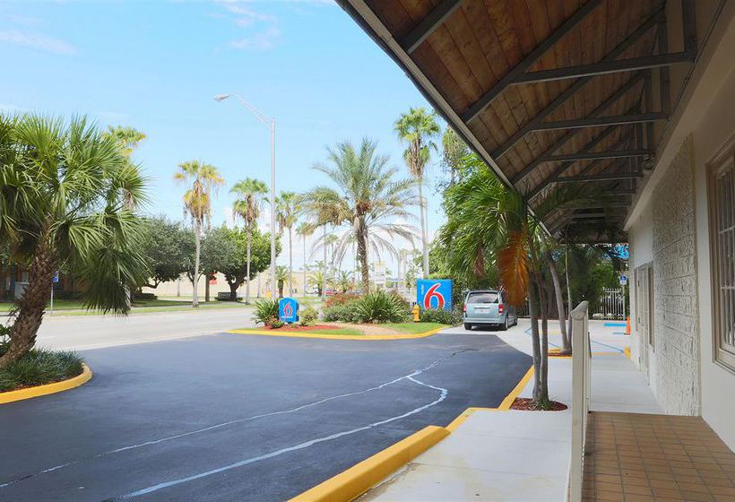 Motel 6 Cutler Bay 