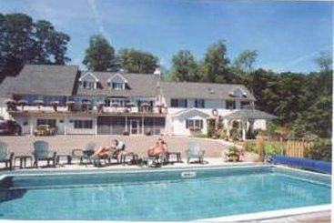 Bed and Breakfast Longhouse Lodge Manor B &B