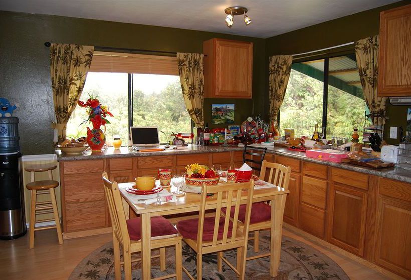 Bed and Breakfast The Artist Cottage  | Volcano | Hawaii | United States 9