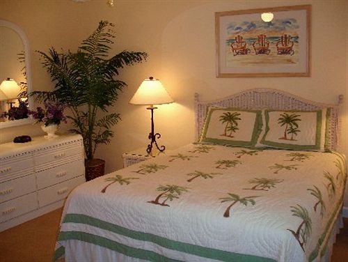 Hotel Tradewinds Beach Resort 