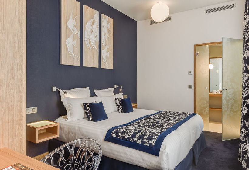 Hôtel Pas de Calais  | Paris | Paris | France 17