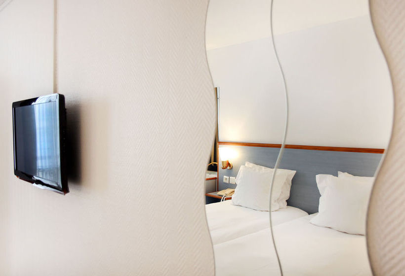 Comfort Hotel Montmartre Place du Tertre  | Paris | Paris | France 18