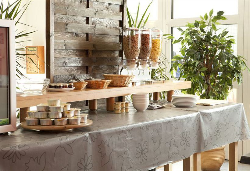 Quality Suites Victoria Garden