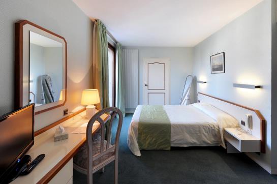 Minotel Le Bourgogne Evian  | Évian-les-Bains | Haute-Savoie | France 11